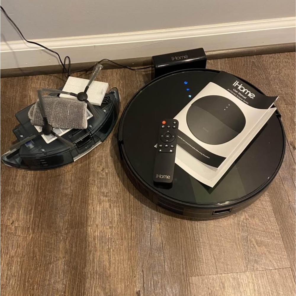 iHome Black Smart Vacuum with Remote